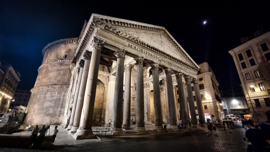 Phanteon in Rome at night.