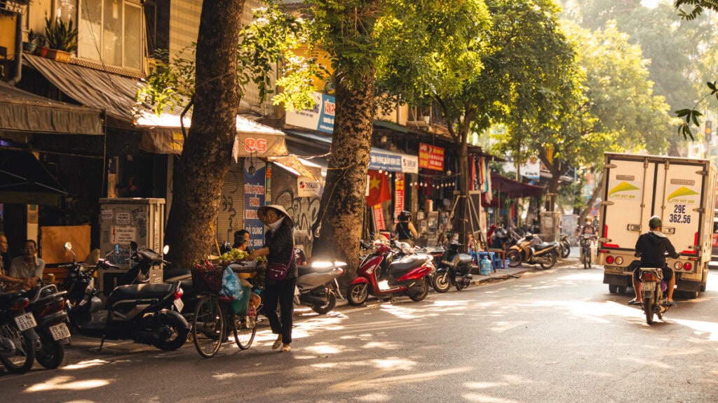 KHÔNG GIAN VỈA HÈ QUEN THUỘC VỚI MÓN LÒNG RÁN PHÙNG HƯNG