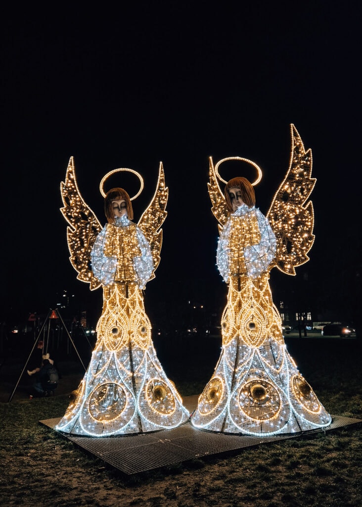 Installation of two illuminated angels.